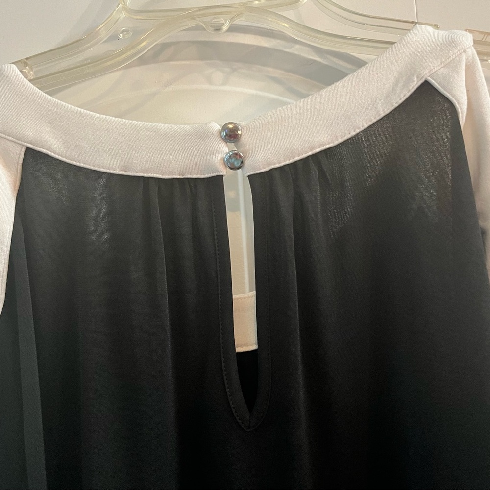 Chicos cold shoulder Women's Black, White contrast trim top size 1, missy M - Picture 3 of 7